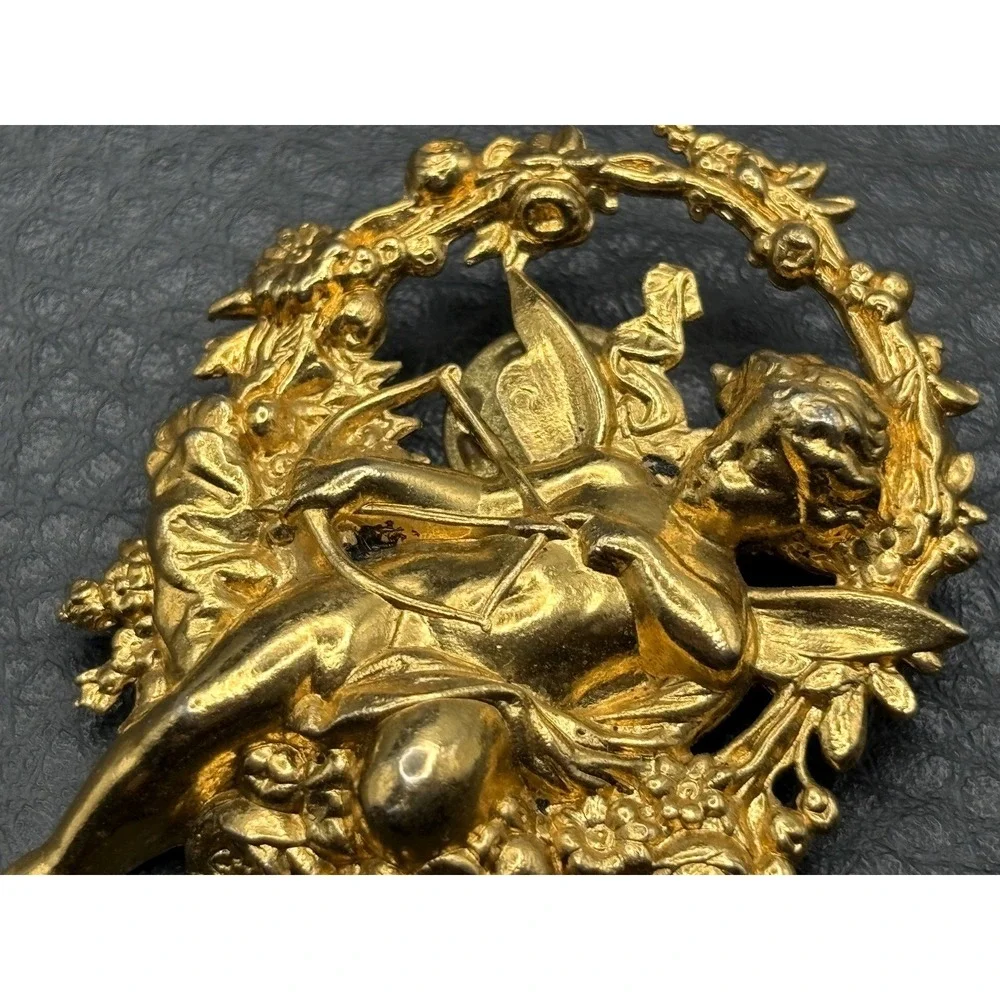 Vintage Cherub Angel Wreath Brooch Pin Cupid Gold Tone